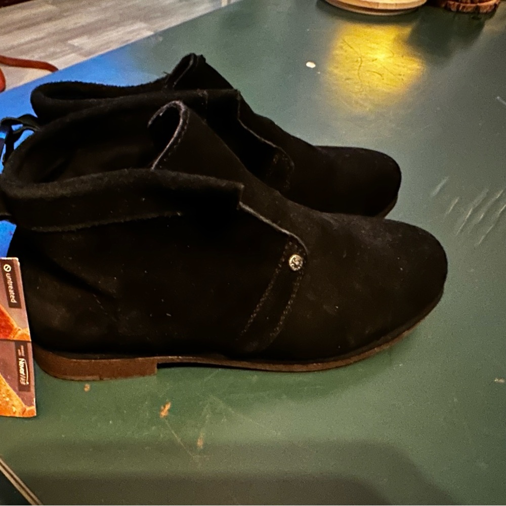 Size 5- brand new bearpaw suede boots